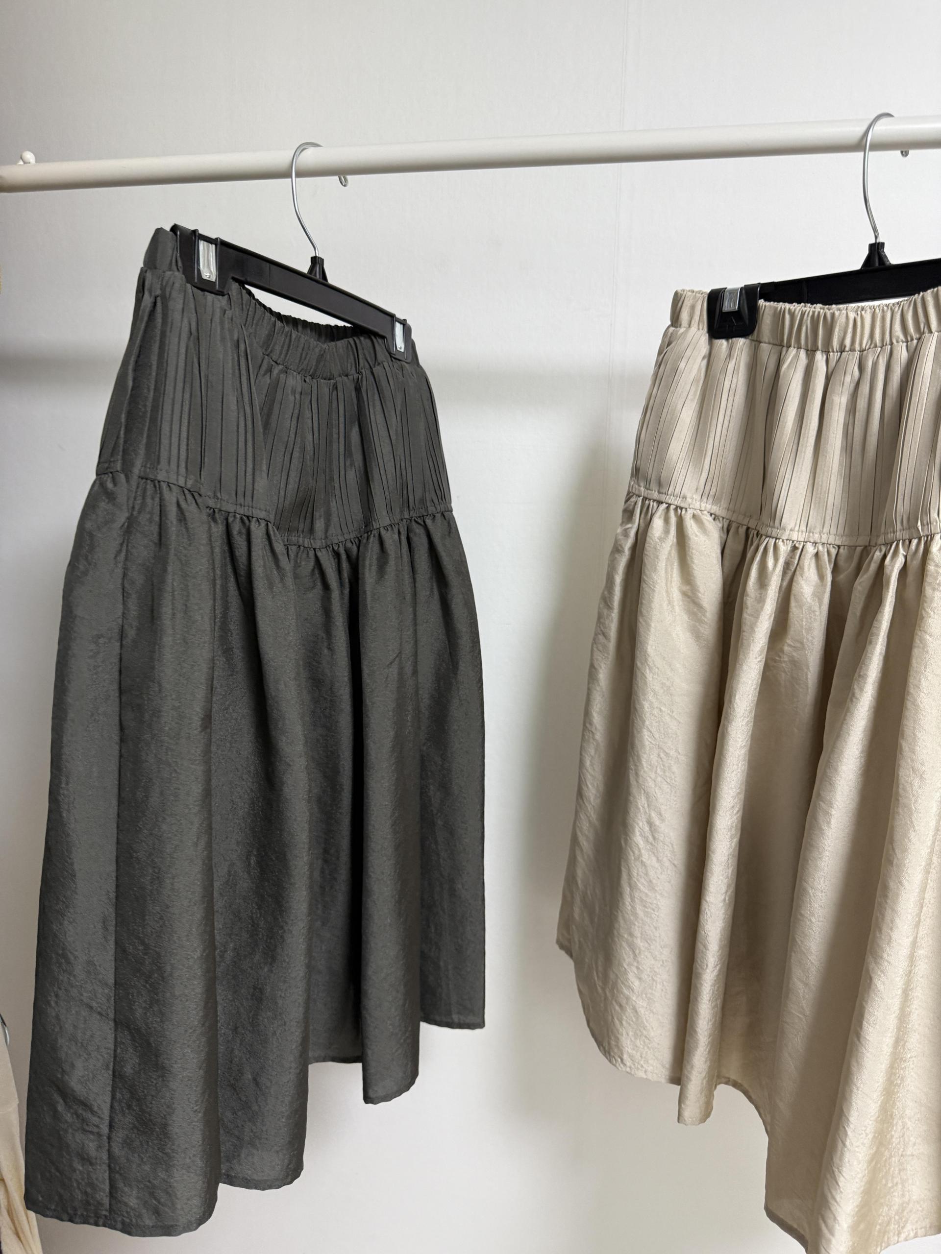 marge pintuck skirt (milk beige/charcoal)