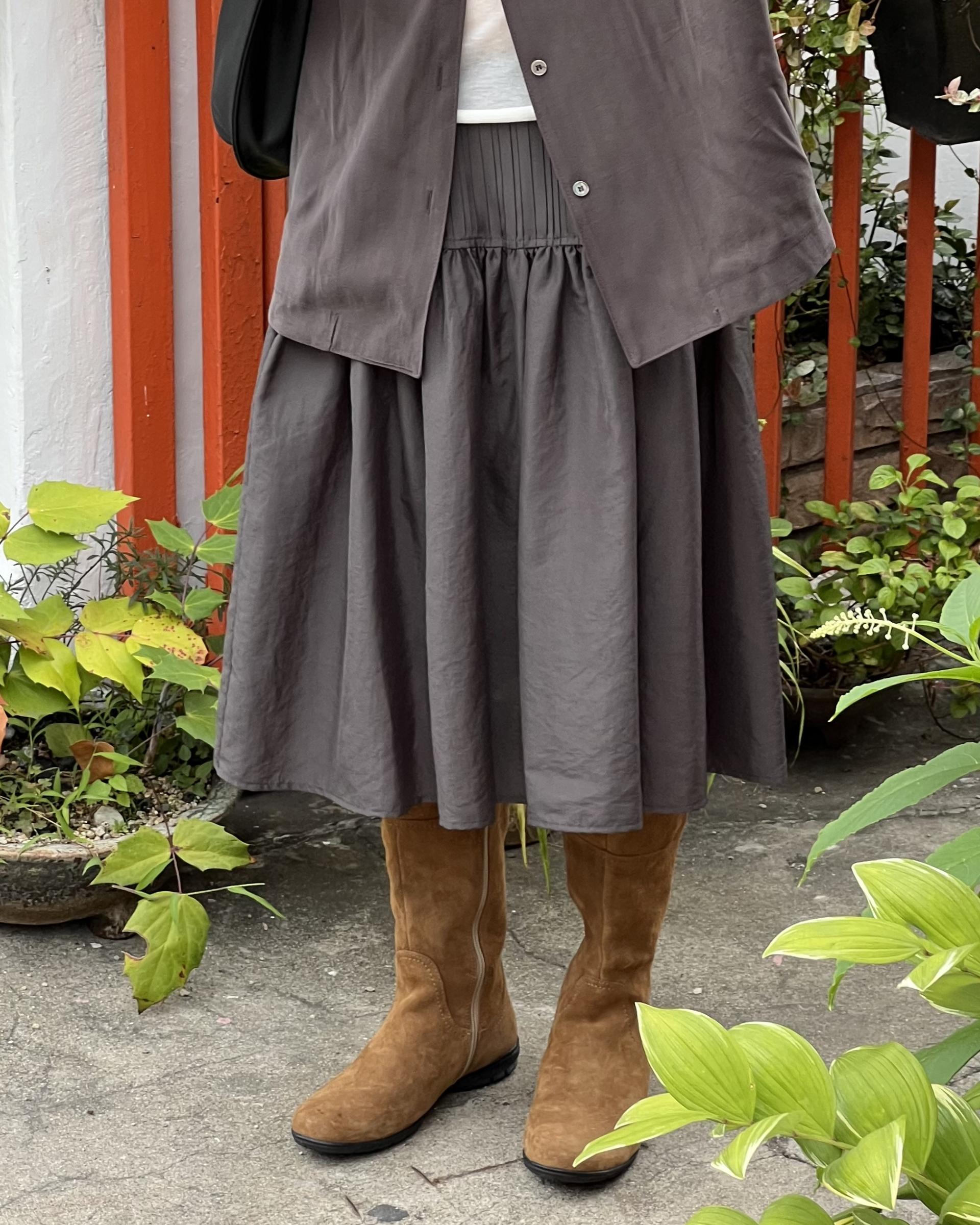 marge pintuck skirt (milk beige/charcoal)