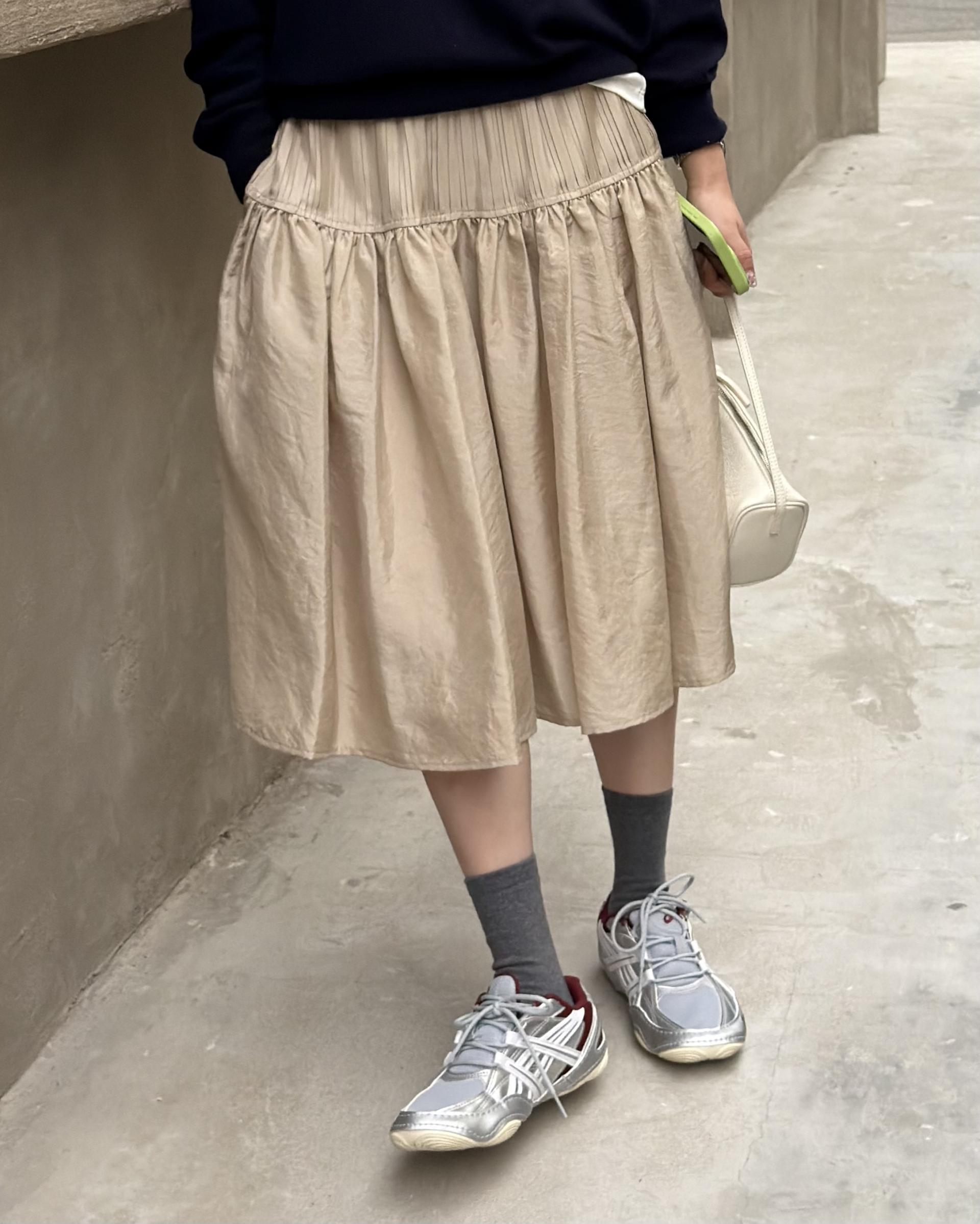 marge pintuck skirt (milk beige/charcoal)