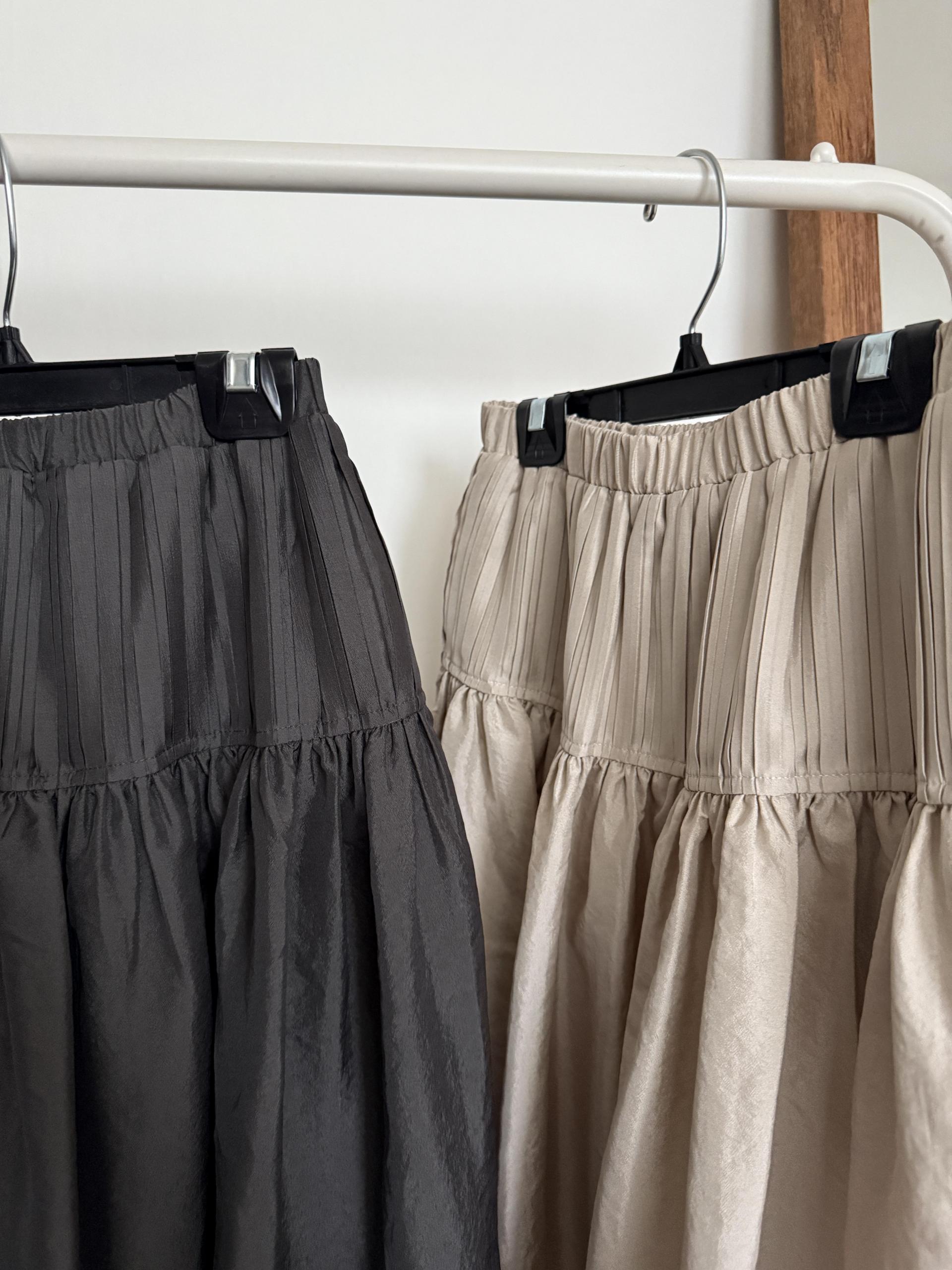 marge pintuck skirt (milk beige/charcoal)