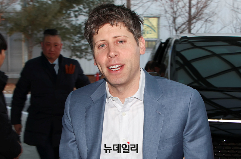 ▲ 이재용 삼성전자 회장, 손정의 소프트뱅크그룹 회장과 회동을 마친 샘 올트먼 오픈AI CEO가 4일 오후 서울 김포국제공항을 통해 출국하고 있다.ⓒ서성진 기자