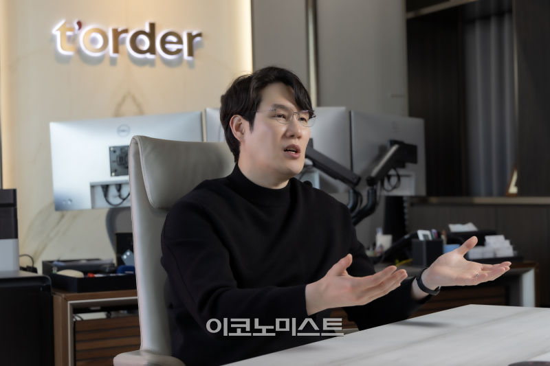 권성택 티오더 대표가 지난 5일 서울시 영등포구 파크원타워2 46층의 티오더 본사 집무실에서 인터뷰하고 있다. [사진 신인섭 기자]