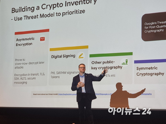 마크 존스톤 구글 클라우드 아태지역 보안·네트워킹·협업 부문 총괄이 17일 서울 코엑스에서 열린 '제31회 정보통신망 정보보호 콘퍼런스(NetSec-KR 2025)'에서 키노트를 하고 있다. [사진=윤소진 기자]