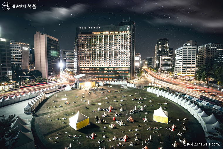 코로나 시국 이전 서울광장에서 진행된 ‘달빛독서’ 행사 전경