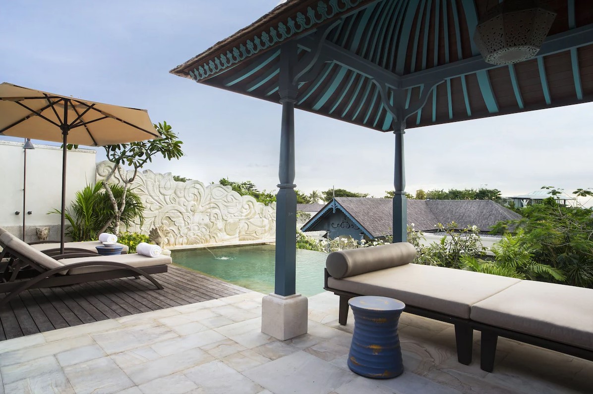 발리 주메이라 풀빌라 테라스와 선베드