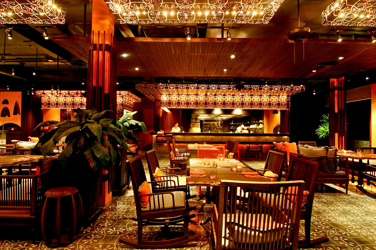 푸켓 스리판와 풀빌라 시그니처 다이닝 공간과 고급 요리