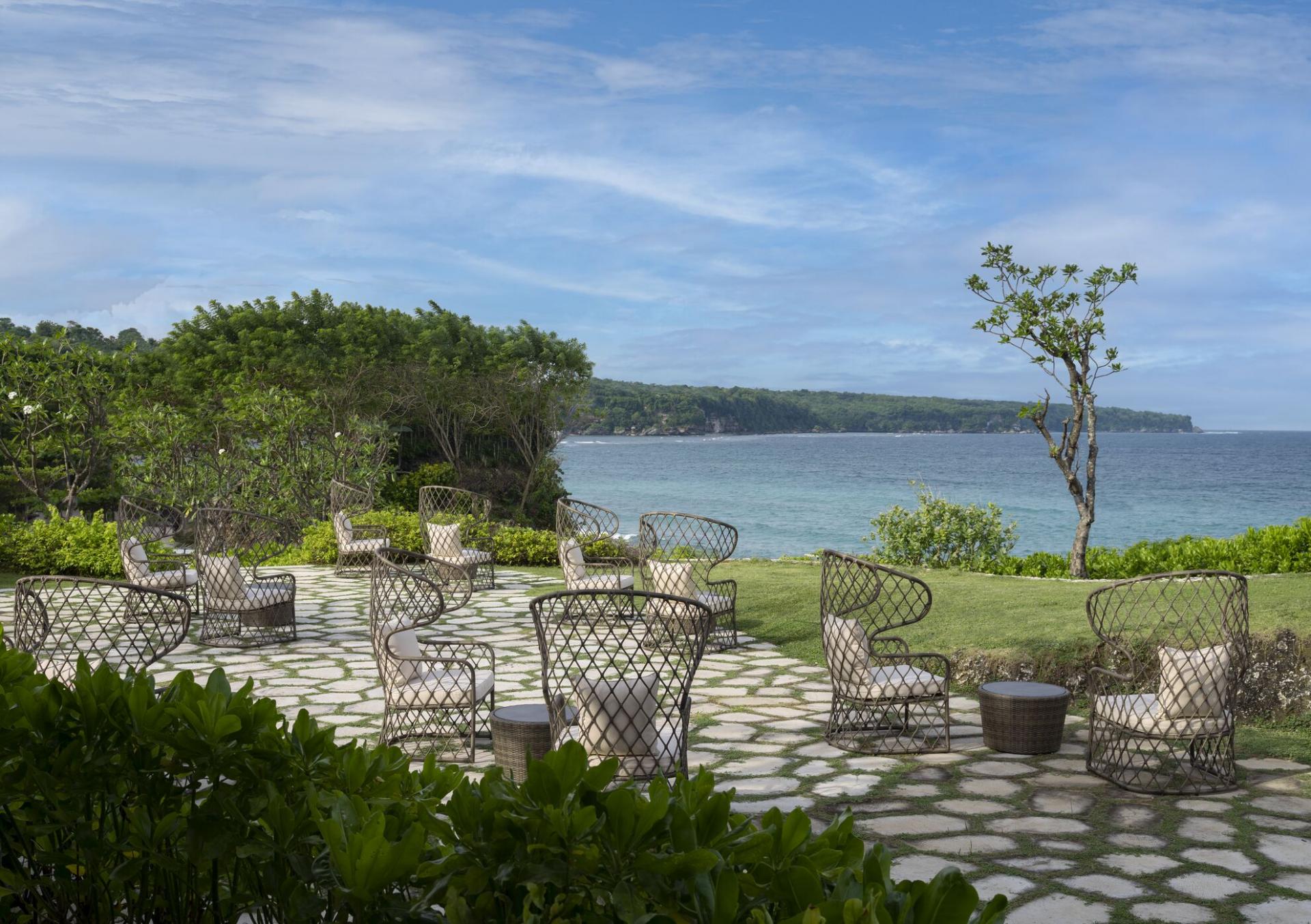 주메이라 발리 풀빌라 외관과 정원