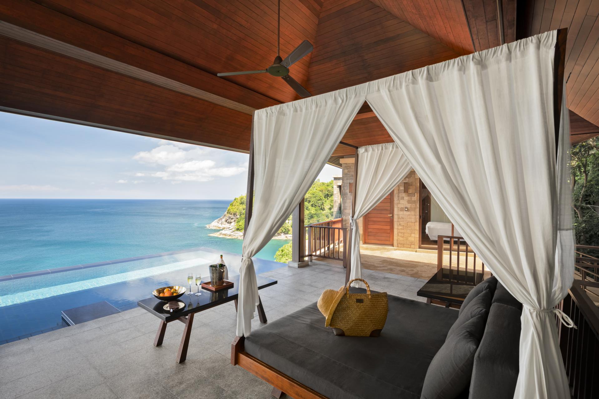 푸켓 파레사 클리프 풀빌라 선베드 라운지 모습