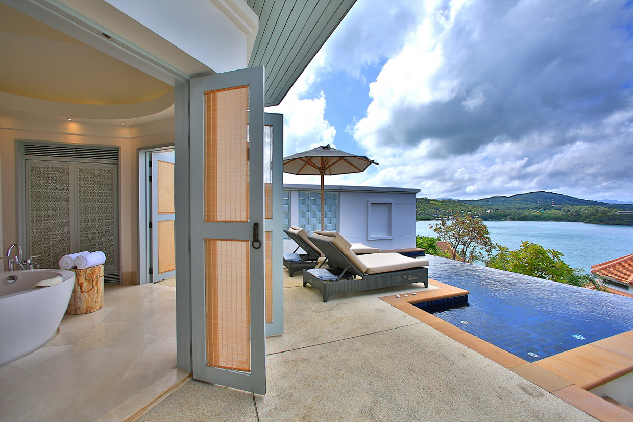 객실 창문 너머 바다 전망