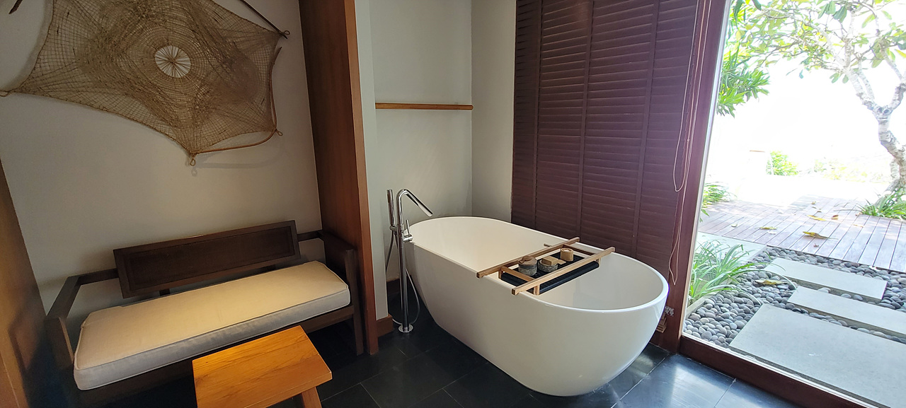 식스센스 울루와뚜 풀빌라 실내 욕조와 창문 뷰