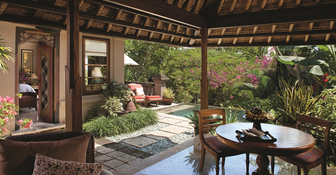 발리 포시즌 짐바란 풀빌라 실내 거실과 소파 공간