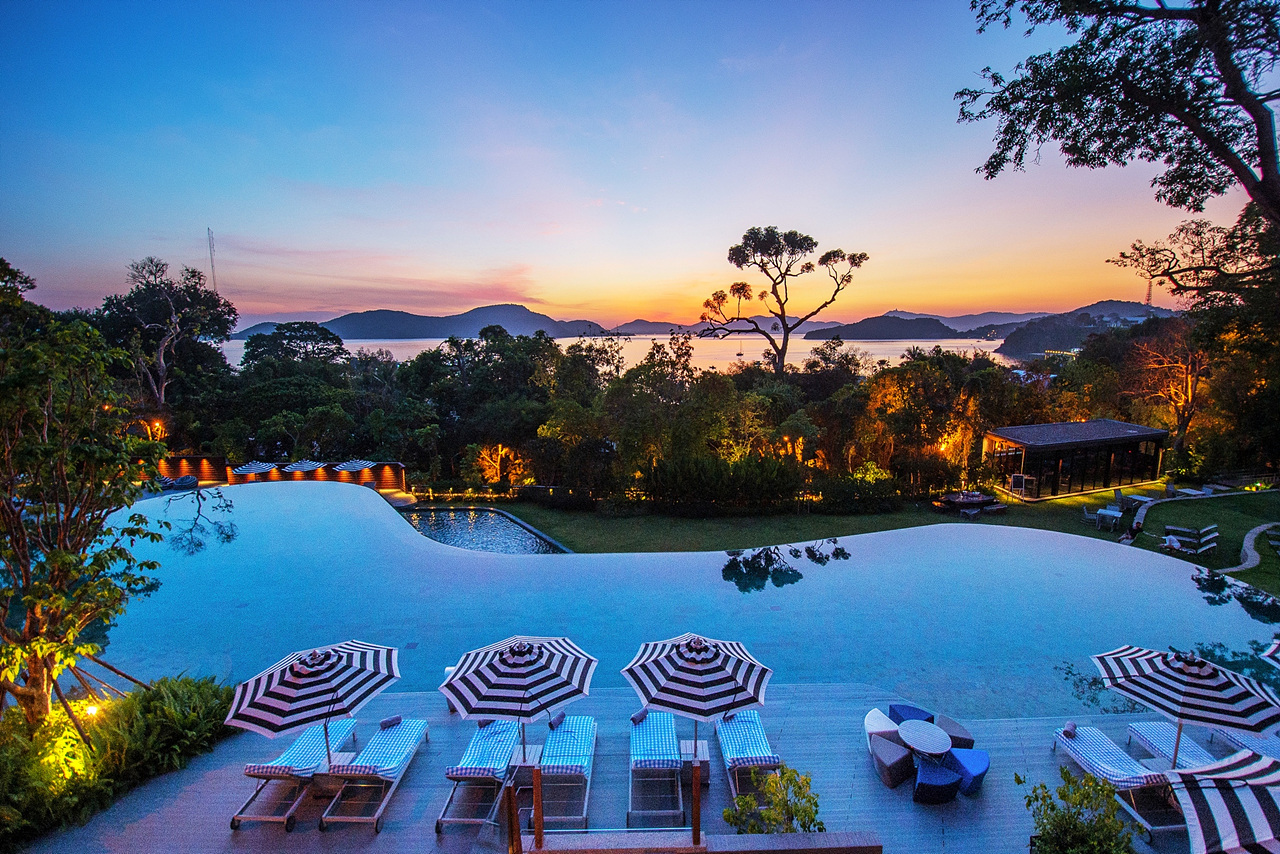 푸켓 스리판와 풀빌라 전용 수영장과 테라스가 있는 럭셔리 객실