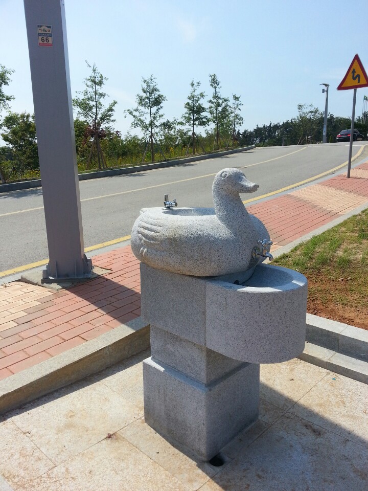 음수대 석재 조각 - 버드랜드