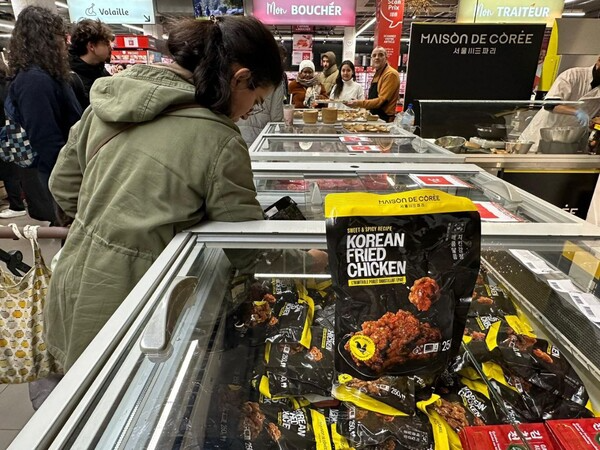 유럽 현지 코스트코 매장에서 한 고객이 동해식품 닭강정 제품을 구매하고 있다. [사진=동해식품]