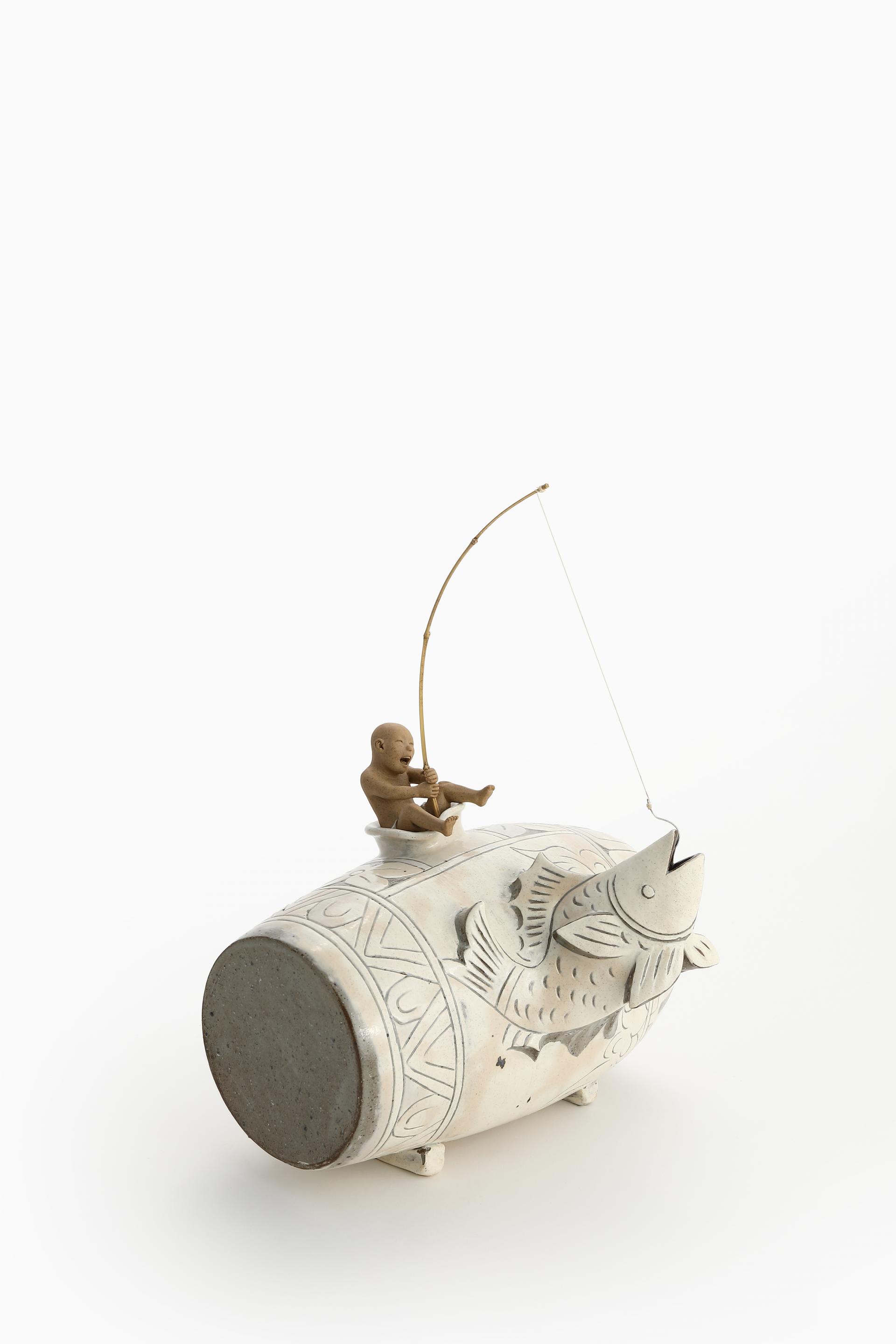 10. 분청사기 어문 잡는 낚시 달인 아태공 2024, 26 x 21.5 x 38 (cm) .JPG