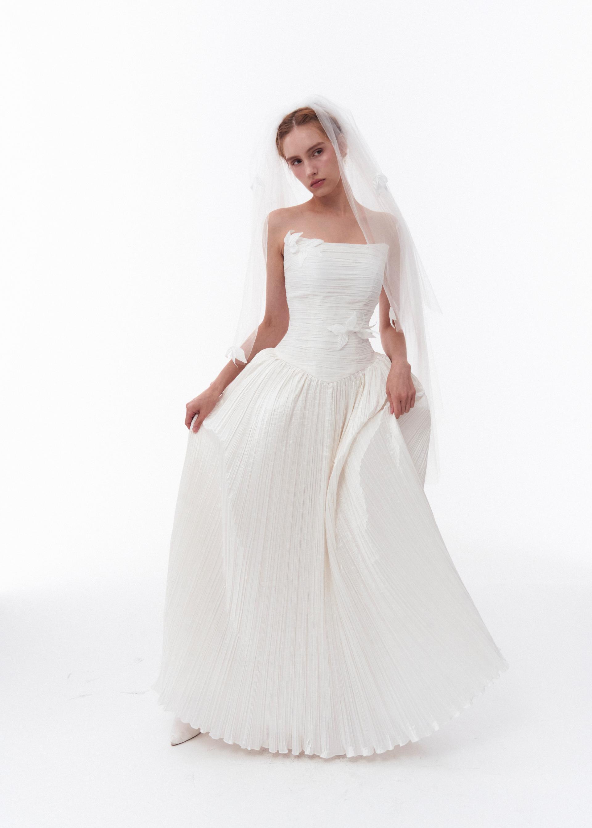 Leaf Pleats_Rental 638,000