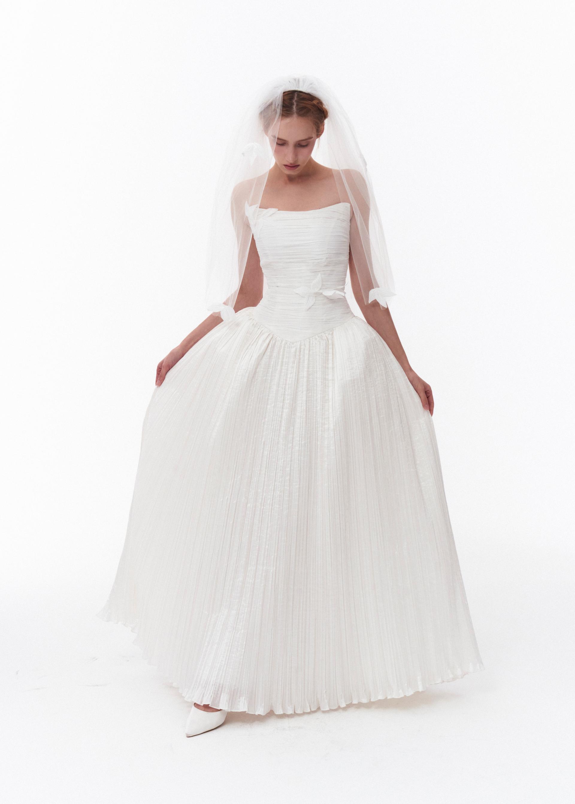 Leaf Pleats_Rental 638,000