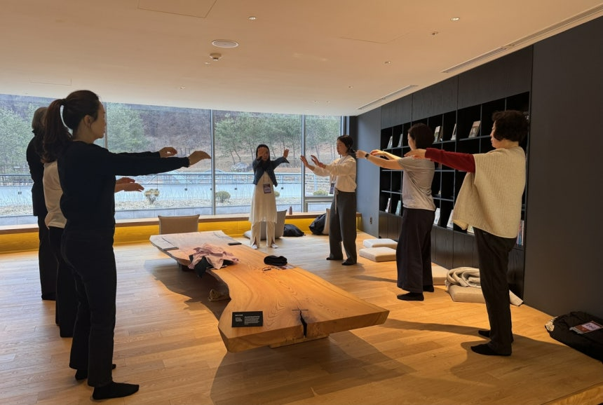 태극권 명상 체험하는 참가자들 [촬영 고미혜]