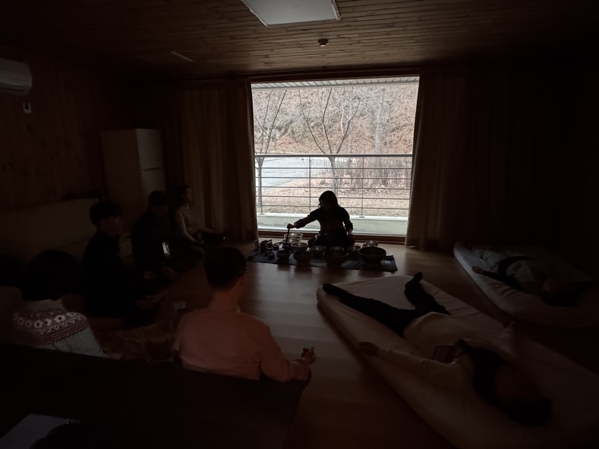 각자 편안한 자세로 싱잉볼 명상 체험하는 참가자들