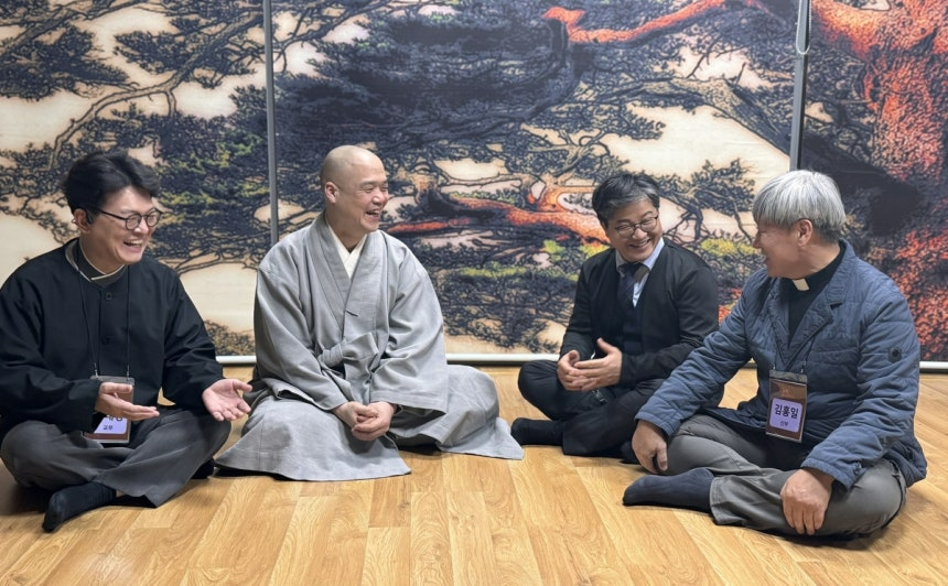 이야기 나누는 4개 종교인 (울진=연합뉴스) 고미혜 기자 = 지난달 28일 경북 울진에서 열린 '힐링 유니버스' 캠프에서 종교인들이 대화를 나누고 있다. 박대성 원불교 교무(왼쪽부터), 망경산사 주지 하원스님, 최재