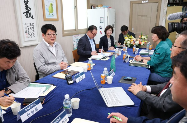 권재한 농진청장(왼쪽에서 두 번째)이 13일 가축분 바이오차 규제혁신 간담회에 참석하고 있다(사진=농진청 제공)