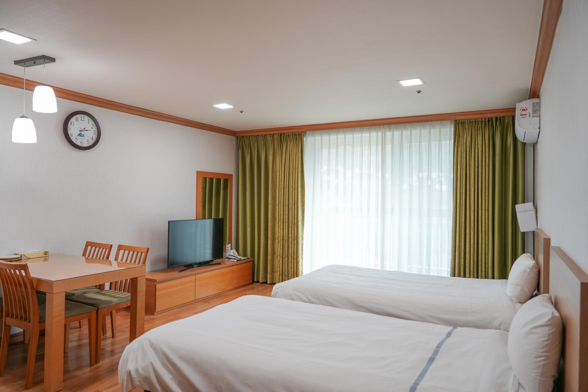 MONA YONGPYONG TOWER CONDOMINIUM ONDOL TWIN ROOM