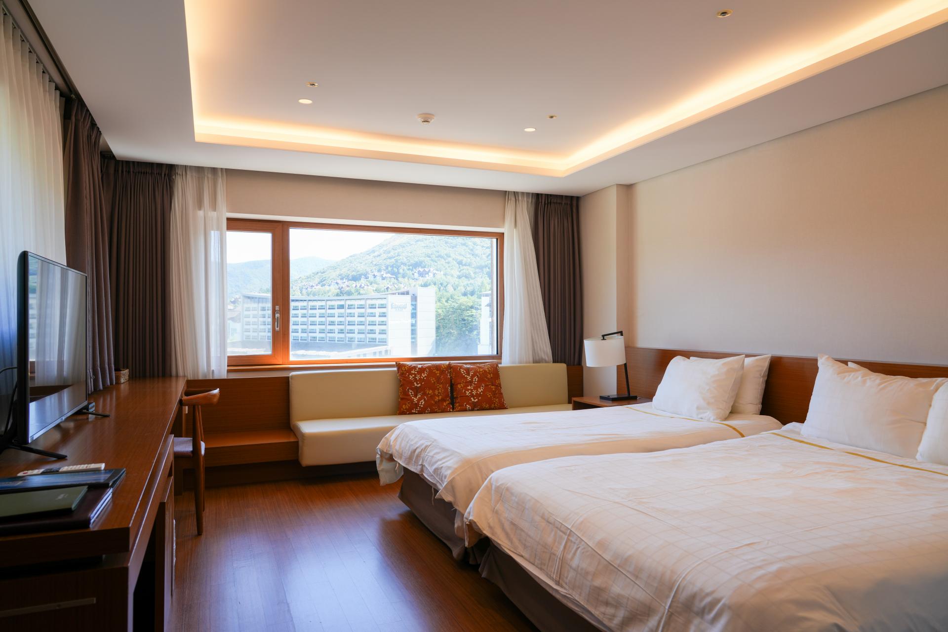 MONA YONGPYONG DRAGON VALLEY HOTEL DELUXE FAMILY TWIN