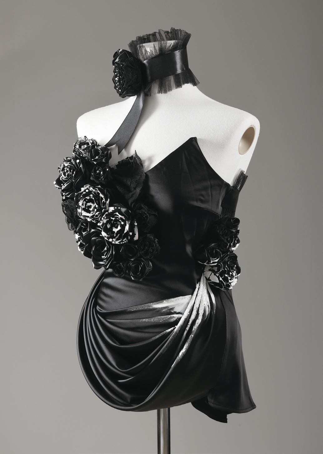 Dolla notte nasce ill giorno_35x23x155cm_천, 비즈, 아크릴 물감, 망사, 리본끈_2025.png