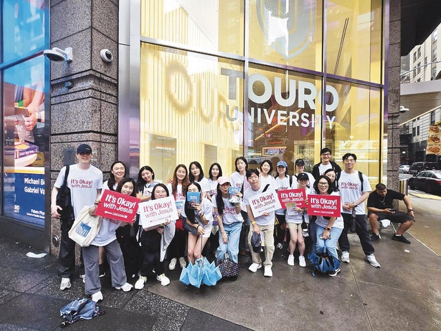 복음의전함이 최근 미국 뉴욕 타임스스퀘어 광장에서 진행한 연합거리전도에서 참가자들이 ‘괜찮아! 예수님과 함께라면’ 손팻말을 들어 보이고 있다. 복음의전함 제공