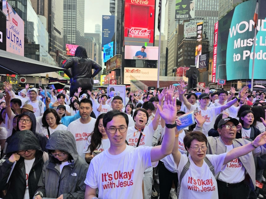 복음의전함이 7일(현지시간) 미국 뉴욕 타임스스퀘어 광장에서 진행한 ‘뉴욕 타임스스퀘어 연합거리전도’에서 참가자들이 찬양을 부르고 있다. 복음의전함 제공