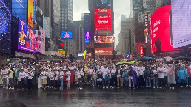 복음의전함이 지난달 7일 미국 뉴욕 타임스스퀘어 광장에서 주최한 연합거리전도 행사에서 성도들이 비를 맞으며 예배를 드리기위해 모여 있다. 복음의전함 제공