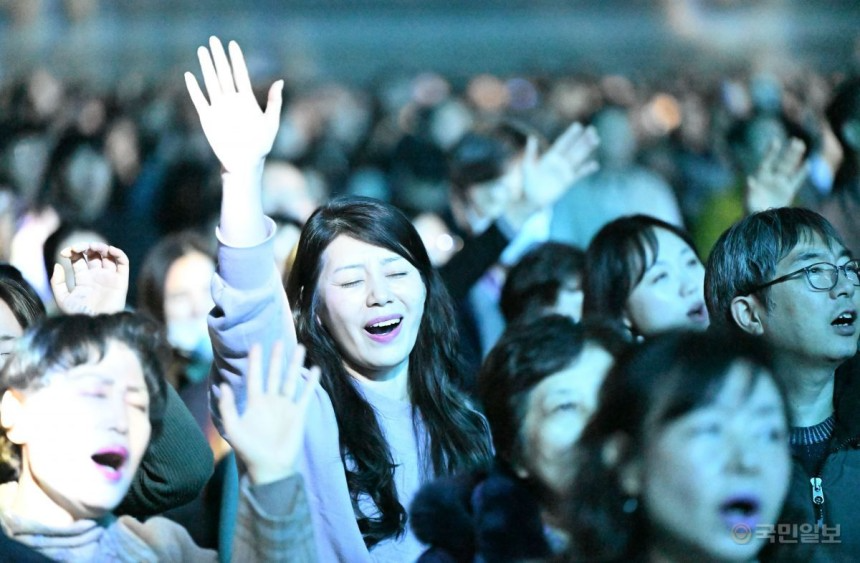 복음의전함이 7일 경기도 고양시 일산 킨텍스 제2전시장에서 연 ‘블레싱대한민국페스티벌’에서 한 참석자가 손을 들고 찬양을 부르고 있다. 일산＝신석현 포토그래퍼