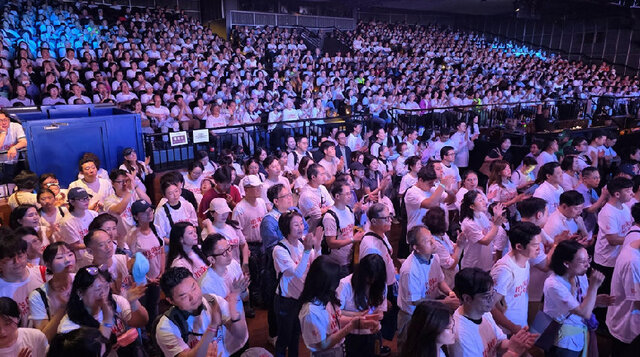 미국 각지에서 온 한인교회 성도들이 지난달 7일(현지시간) 미국 뉴욕 팔라디움 타임스스퀘어 공연장에서 복음의전함이 개최한 연합거리전도에 나서기에 앞서 예배를 드리고 있다. 복음의전함 제공