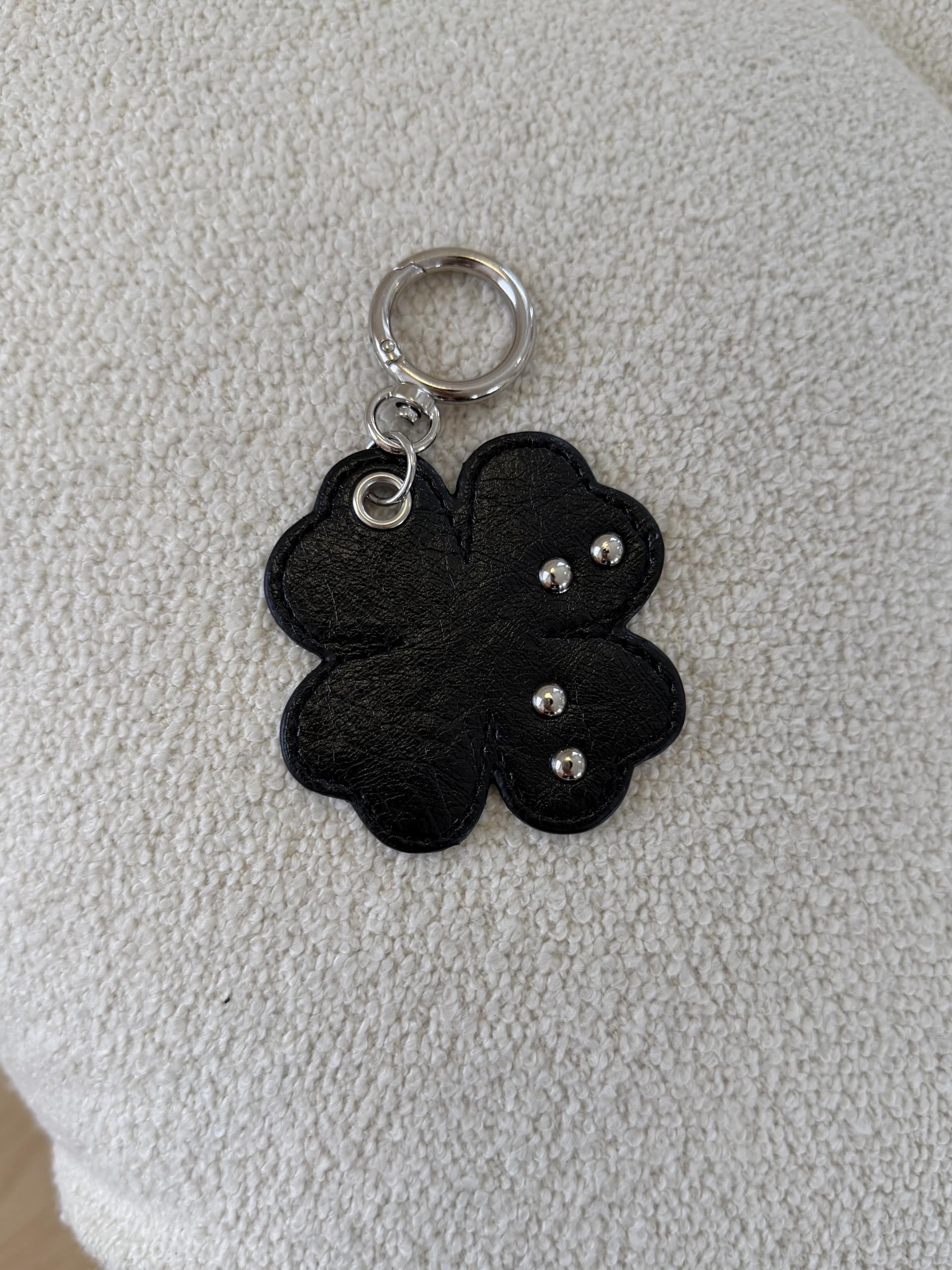 Clover key ring Black