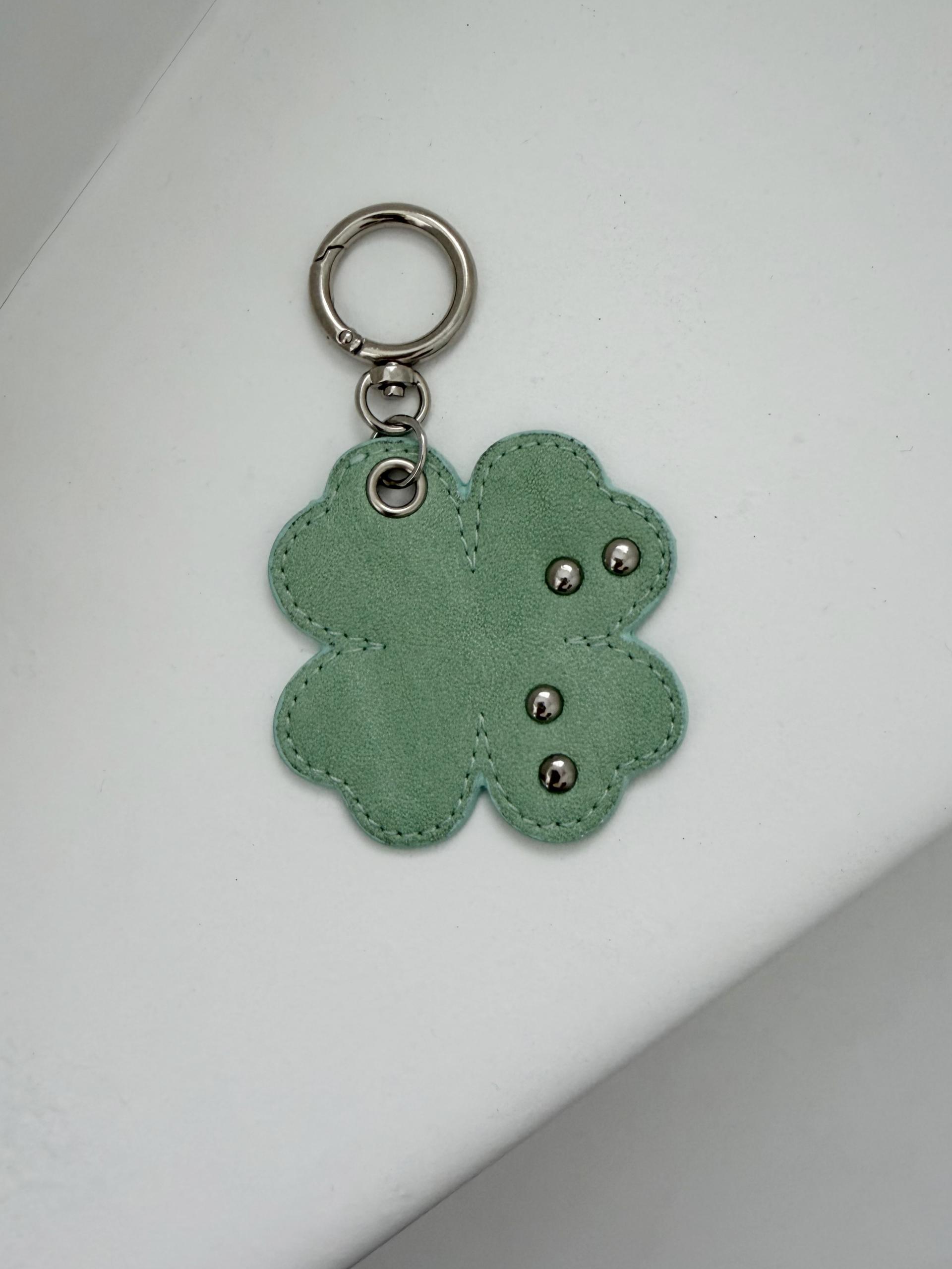 Clover key ring Mint green