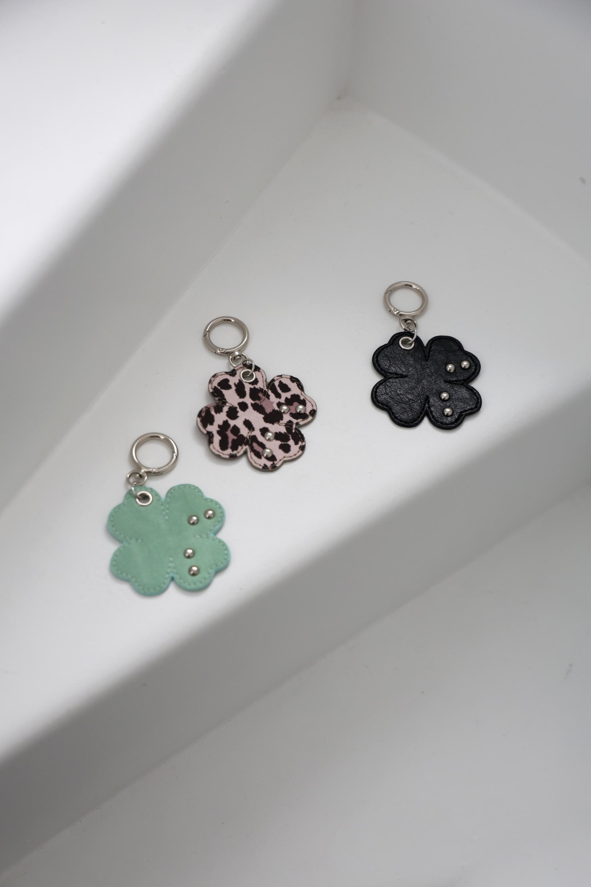 Clover key ring Leopard pink