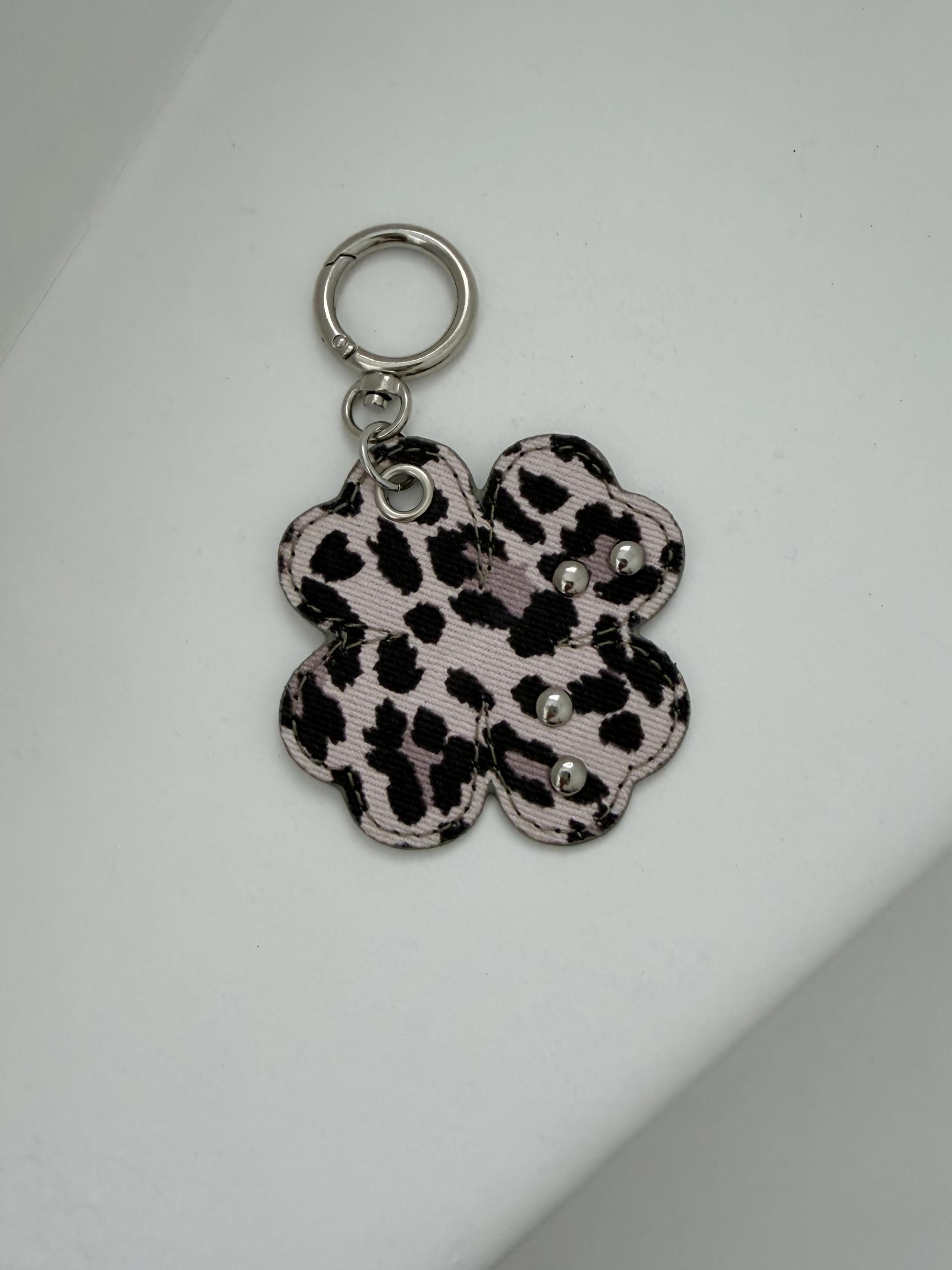 Clover key ring Leopard pink