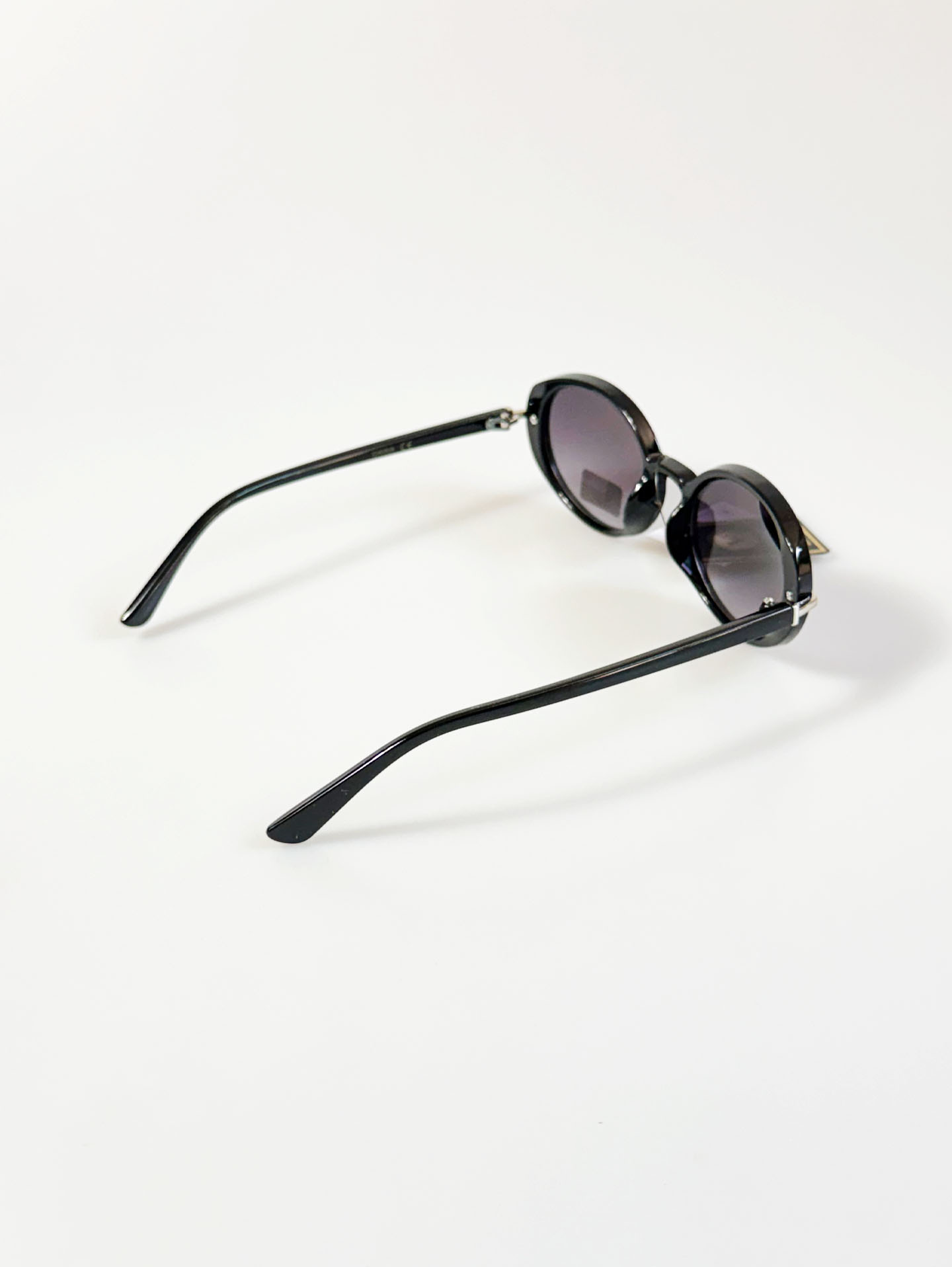 VG EYEWEAR Black Oversized Oval Frame Sunglasses