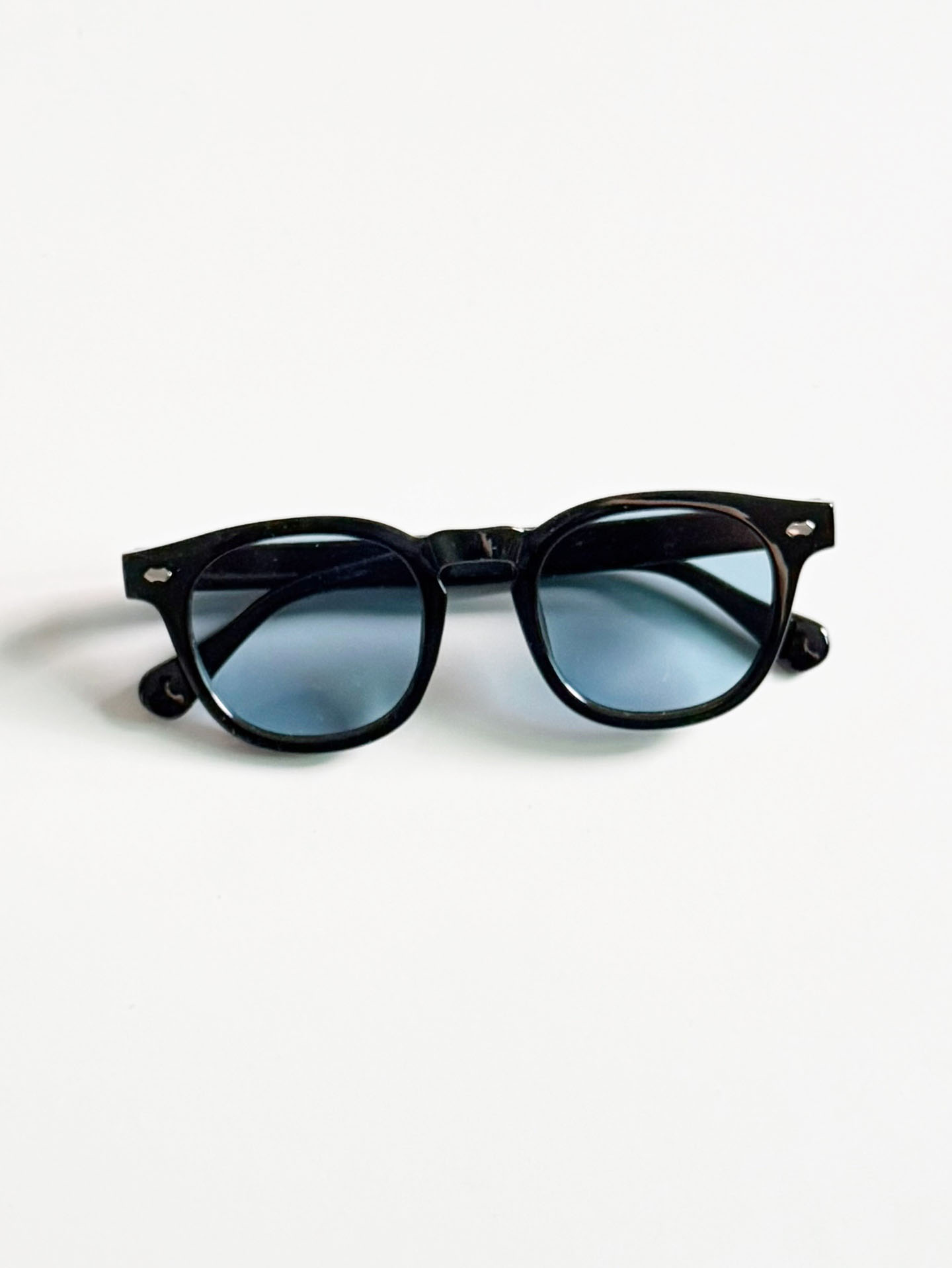 Bold Black Oval Frame Tinted Sunglasses