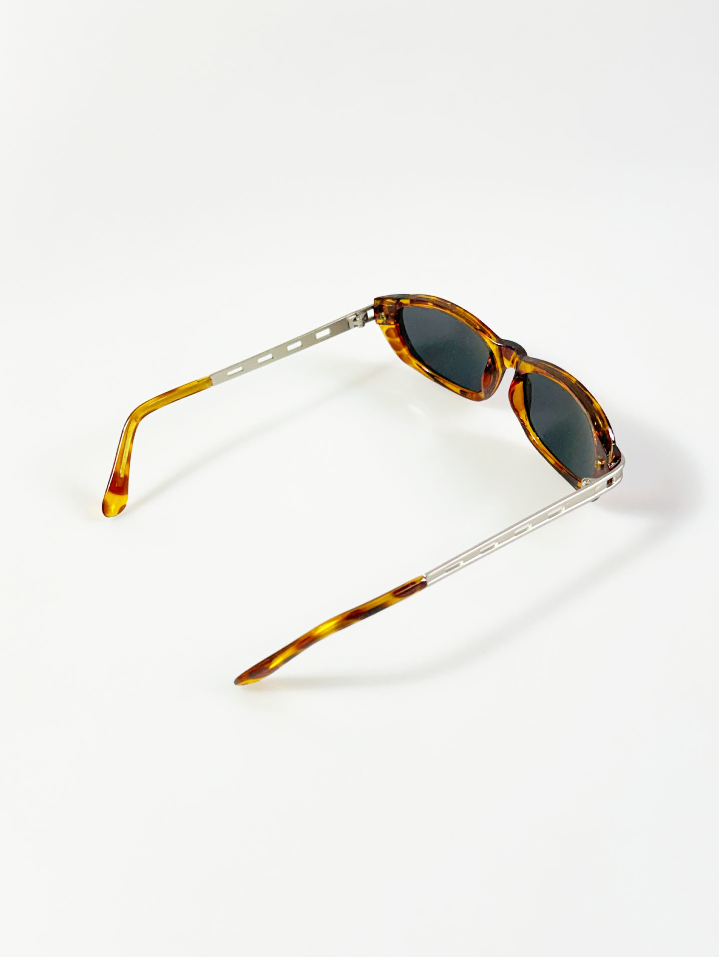 90's Tortoiseshell Bold Oval Frame Sunglasses