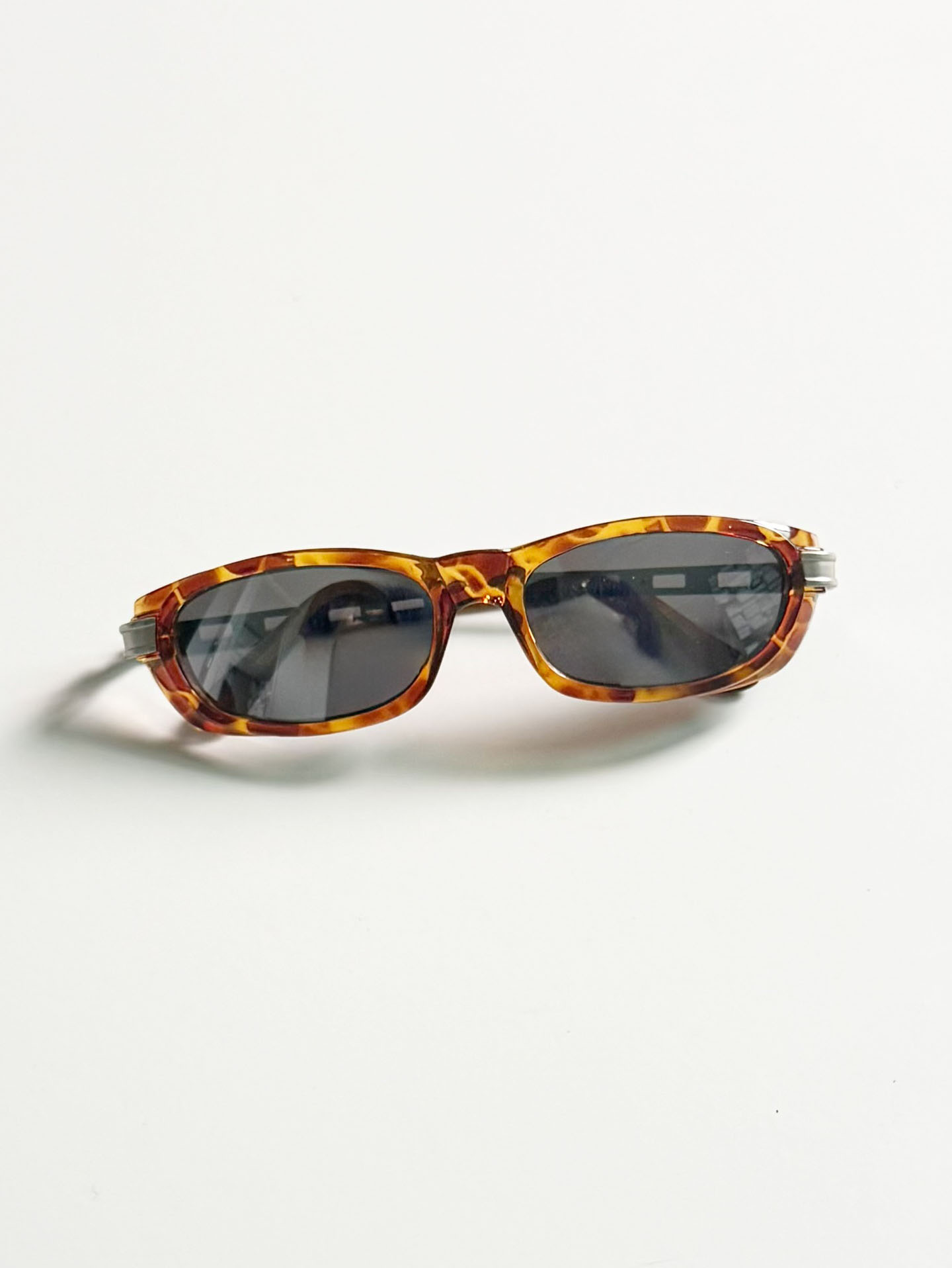 90's Tortoiseshell Bold Oval Frame Sunglasses
