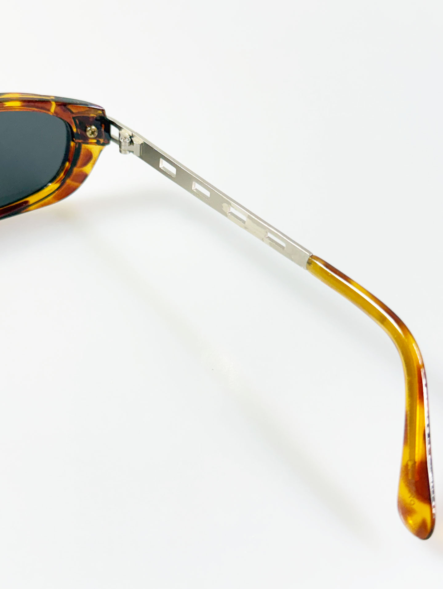 90's Tortoiseshell Bold Oval Frame Sunglasses