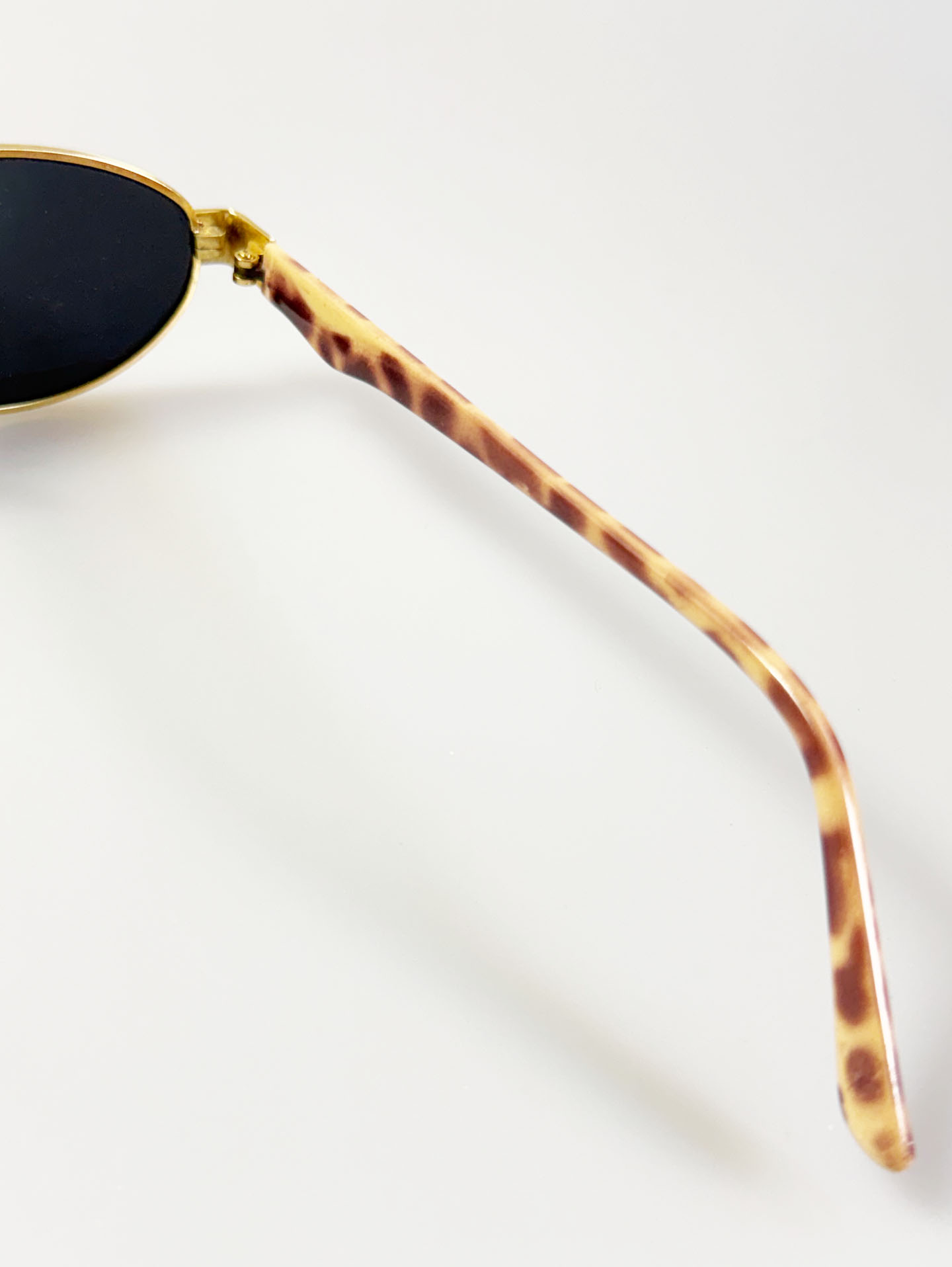 90's CITY KIDS Gold Slim Oval Metal Sunglasses