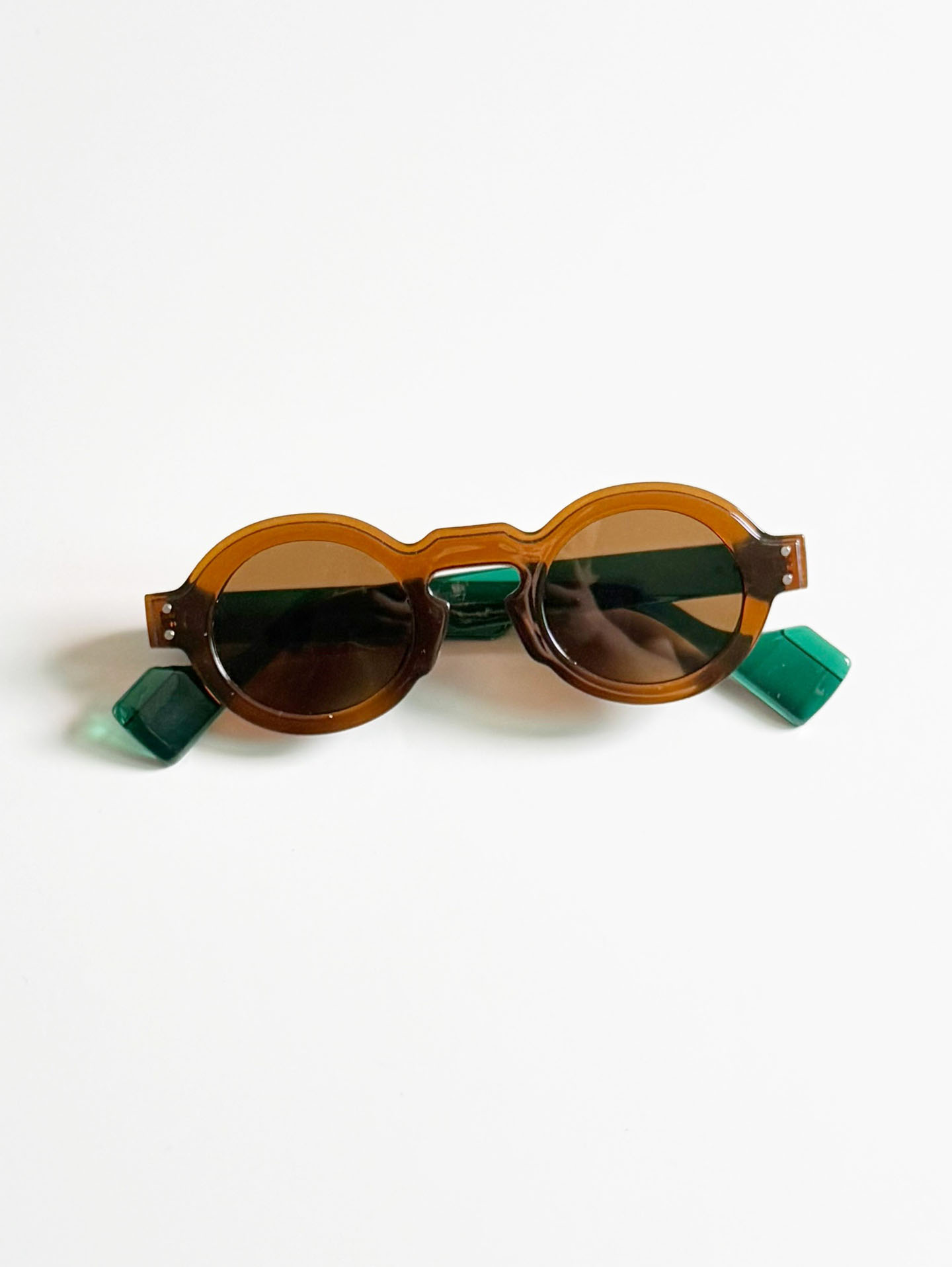 Amber & Green Two-Tone Bold Round Keyhole Bridge Frame Sunglasses