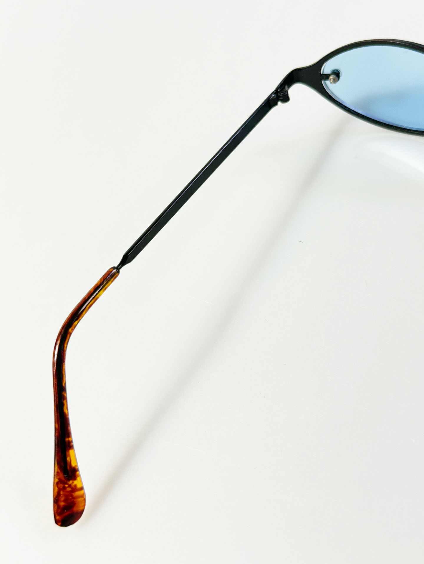 90's Slim Oval Metal Frame Tint Sunglasses