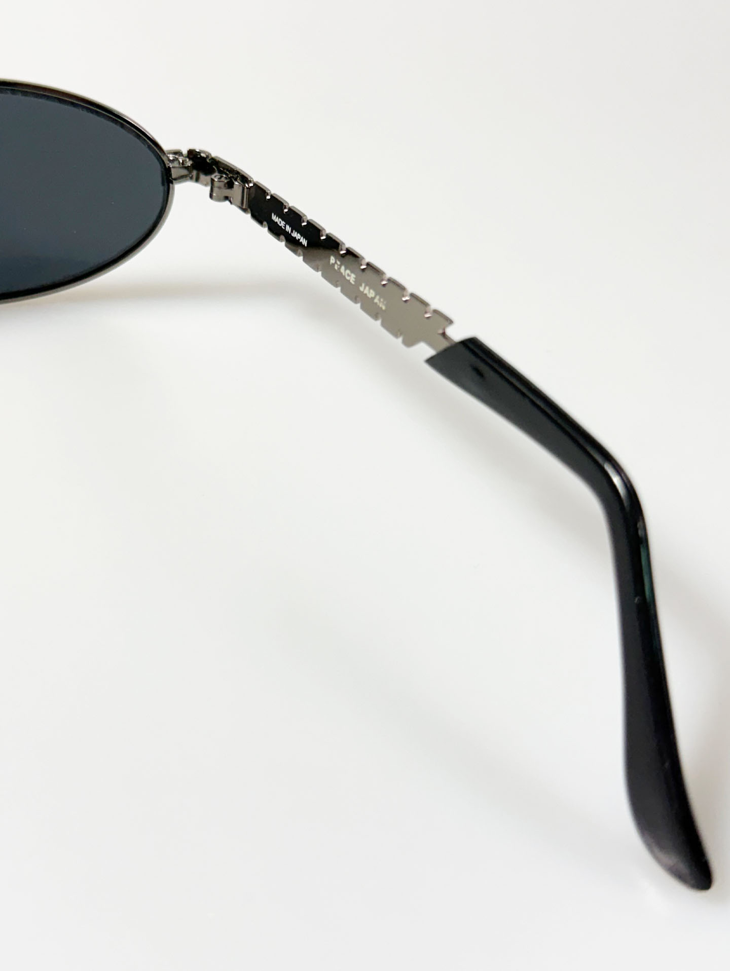 90's PEACE JAPAN Silver Razor-Temple Oval Metal Sunglasses