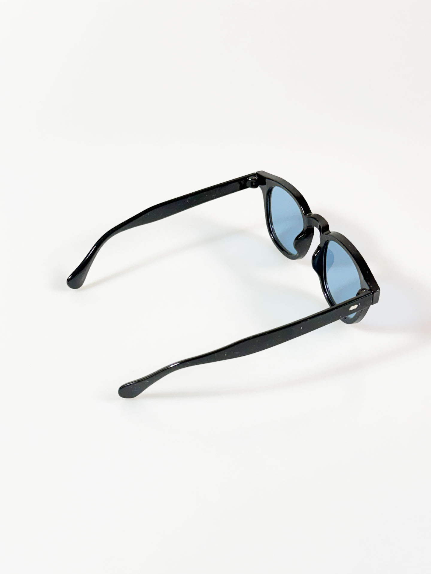 Bold Black Oval Frame Tinted Sunglasses