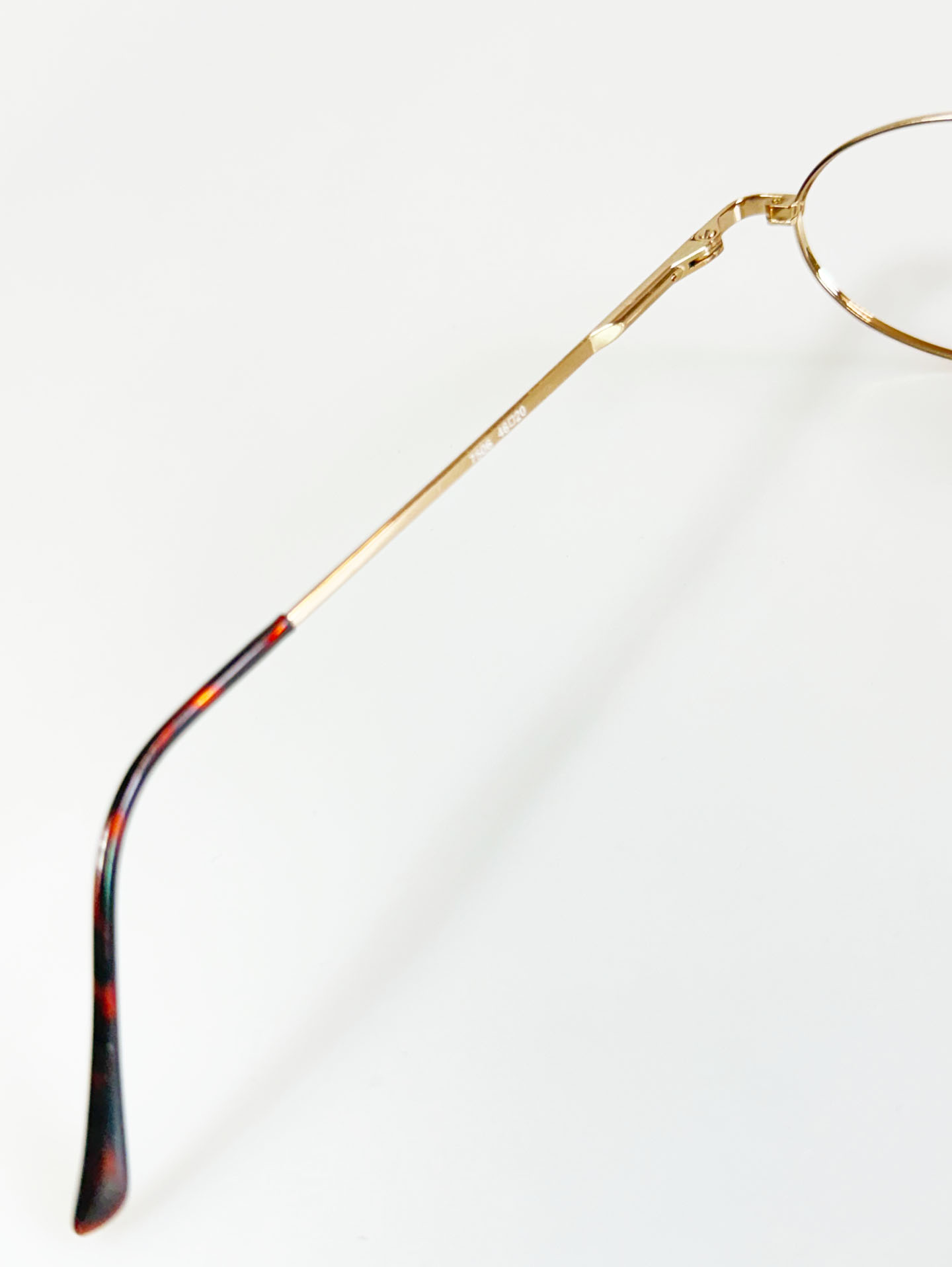 ZEPHYR Slim Oval Gold Metal Frame Glasses
