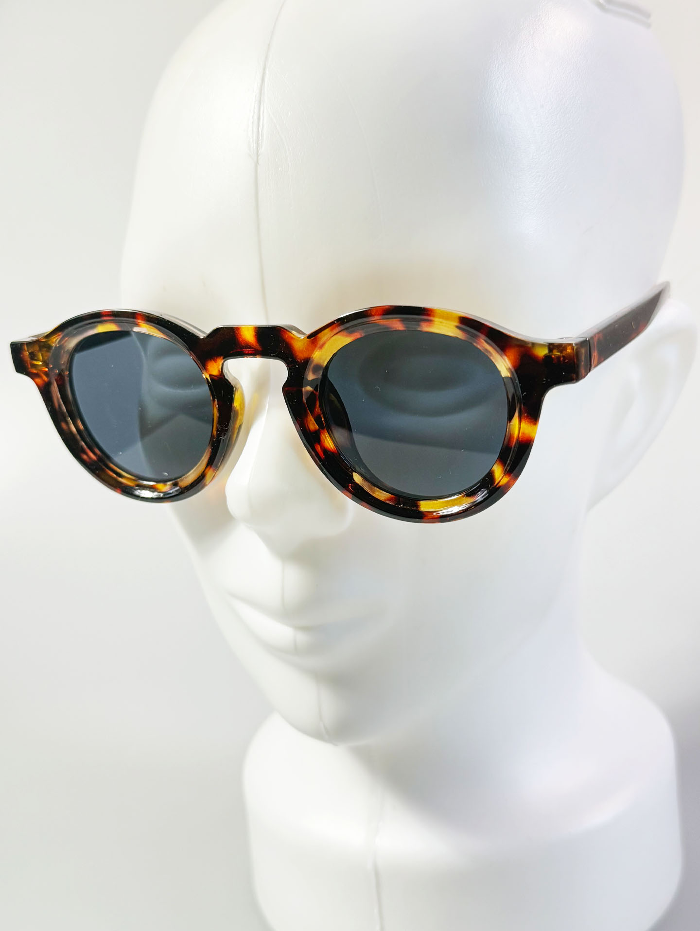 Classic Round Tortoiseshell Frame Sunglasses