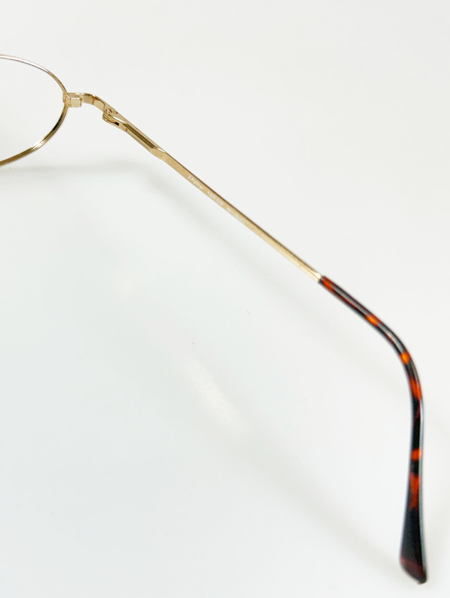 ZEPHYR Slim Oval Gold Metal Frame Glasses